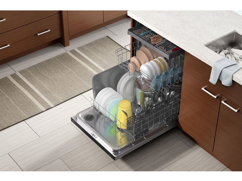 24" Whirlpool Large Capacity Dishwasher with 3rd Rack - WDT750SAKZ